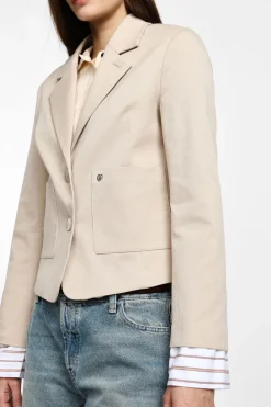 Blazer con botones y bolsillos