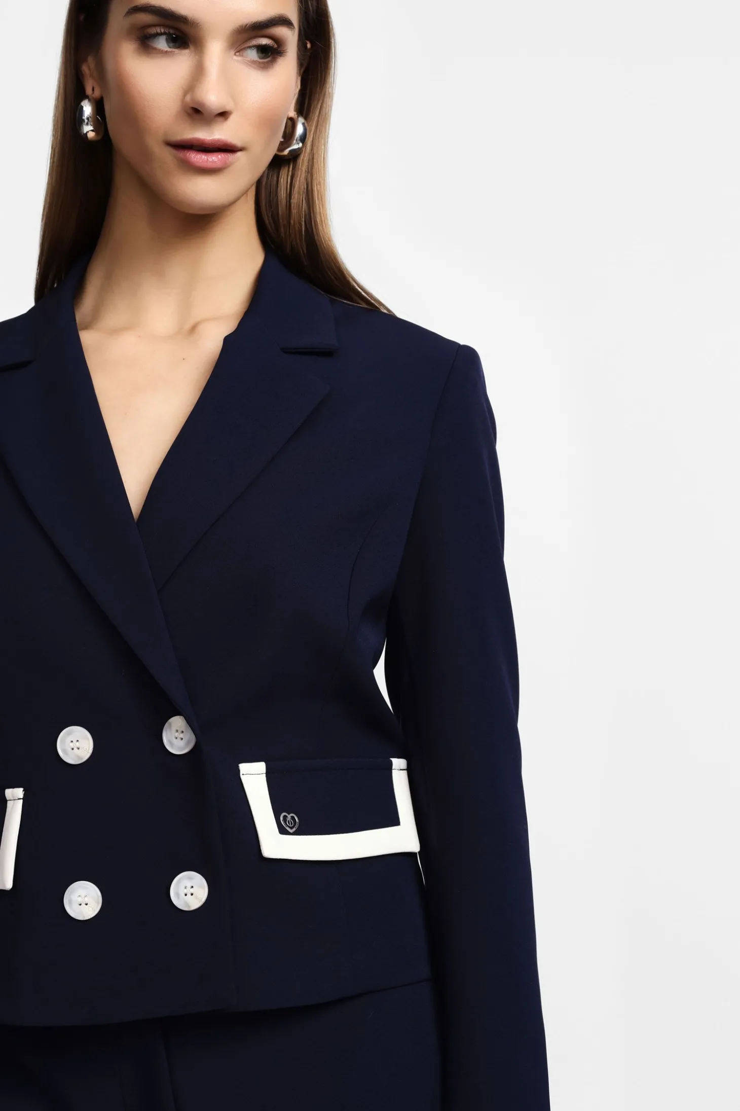 Blazer corto con botones y bolsillos en contraste