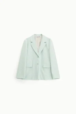 Blazer de raya diplomática con botonadura sencilla y bolsillos