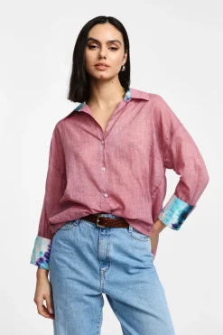 Camisa con cuello clásico y detalles estampados