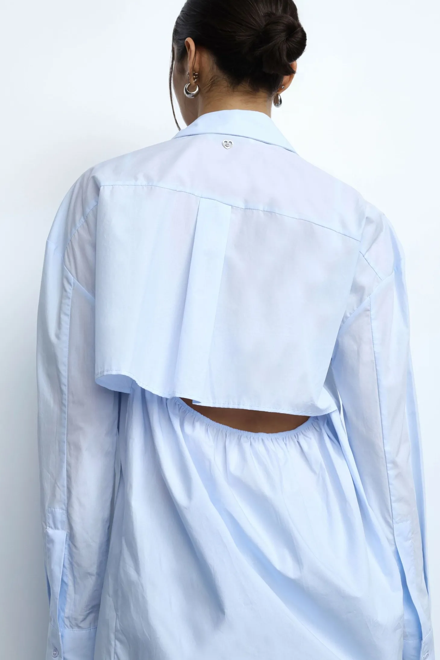Camisa con cuello clásico y botones