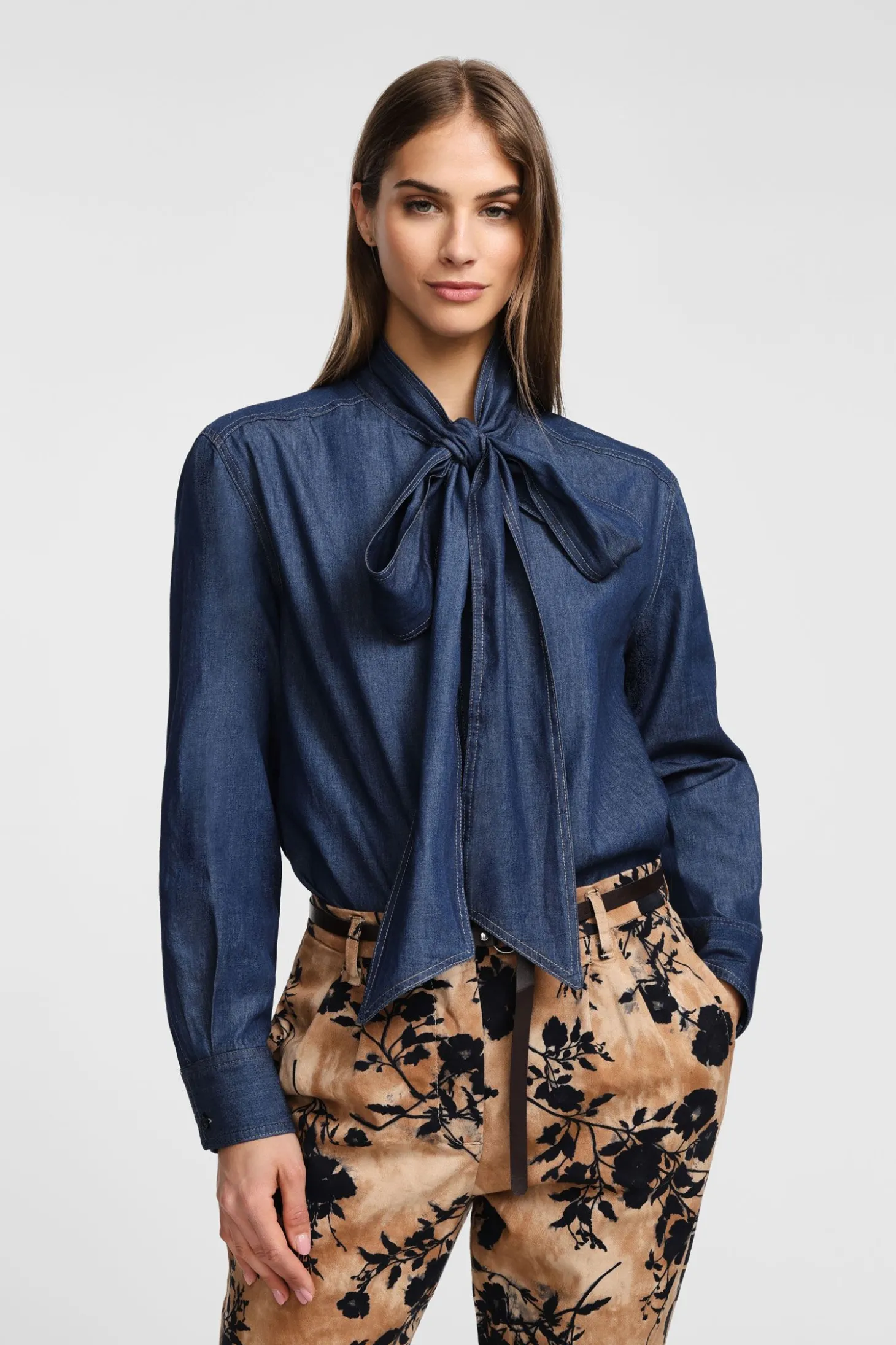 Camisa con mangas largas y lazo