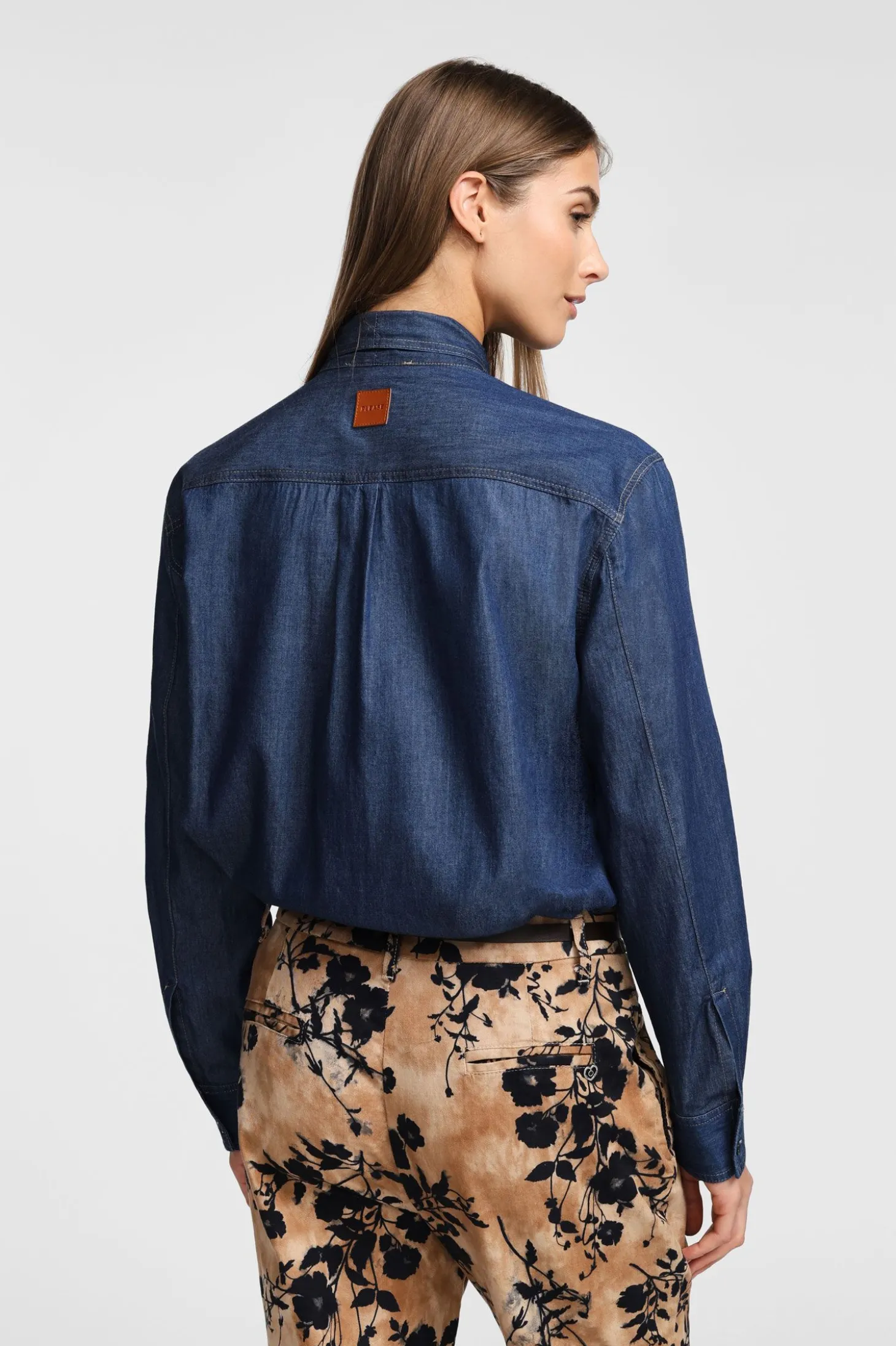 Camisa con mangas largas y lazo