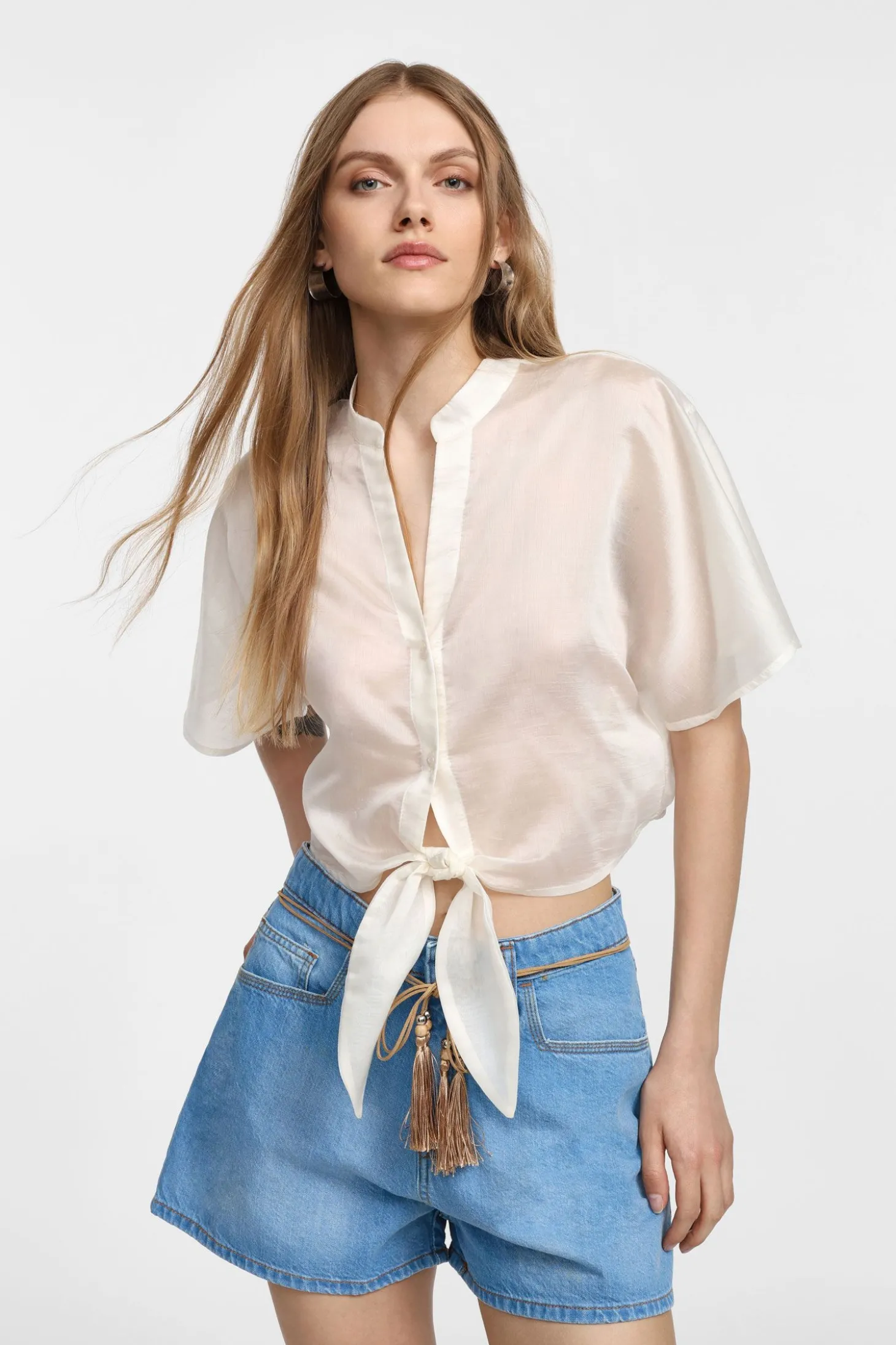 Camisa corta con nudo delantero