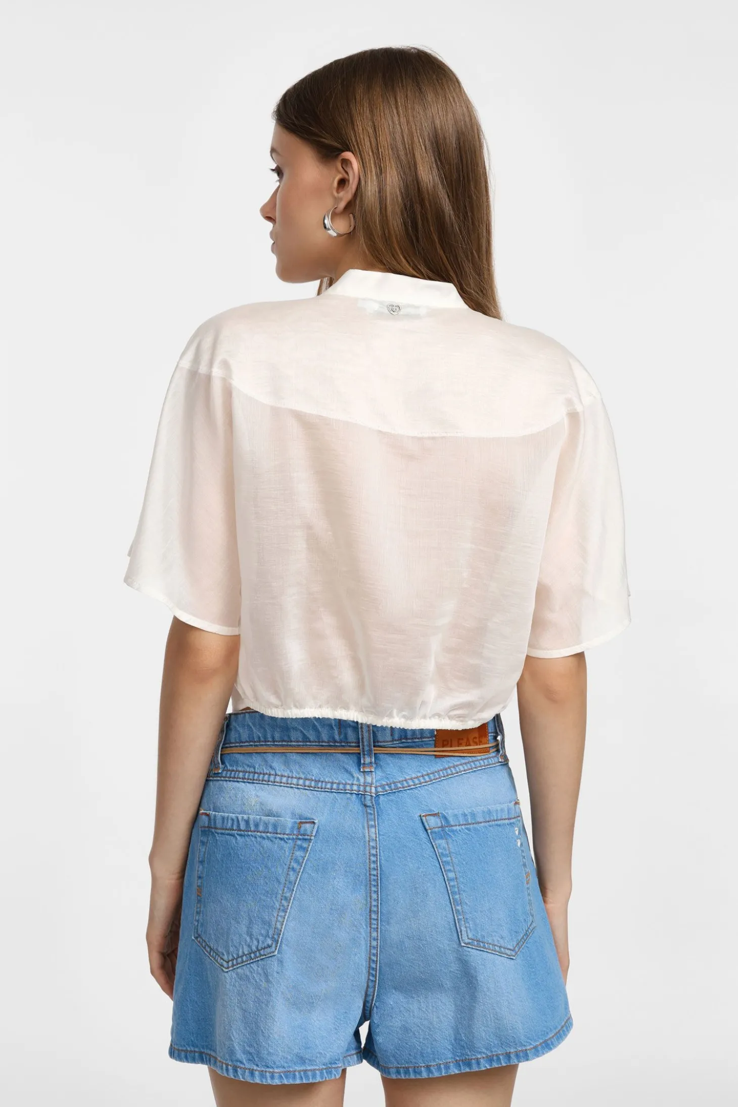 Camisa corta con nudo delantero
