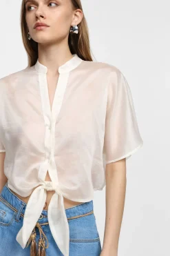 Camisa corta con nudo delantero