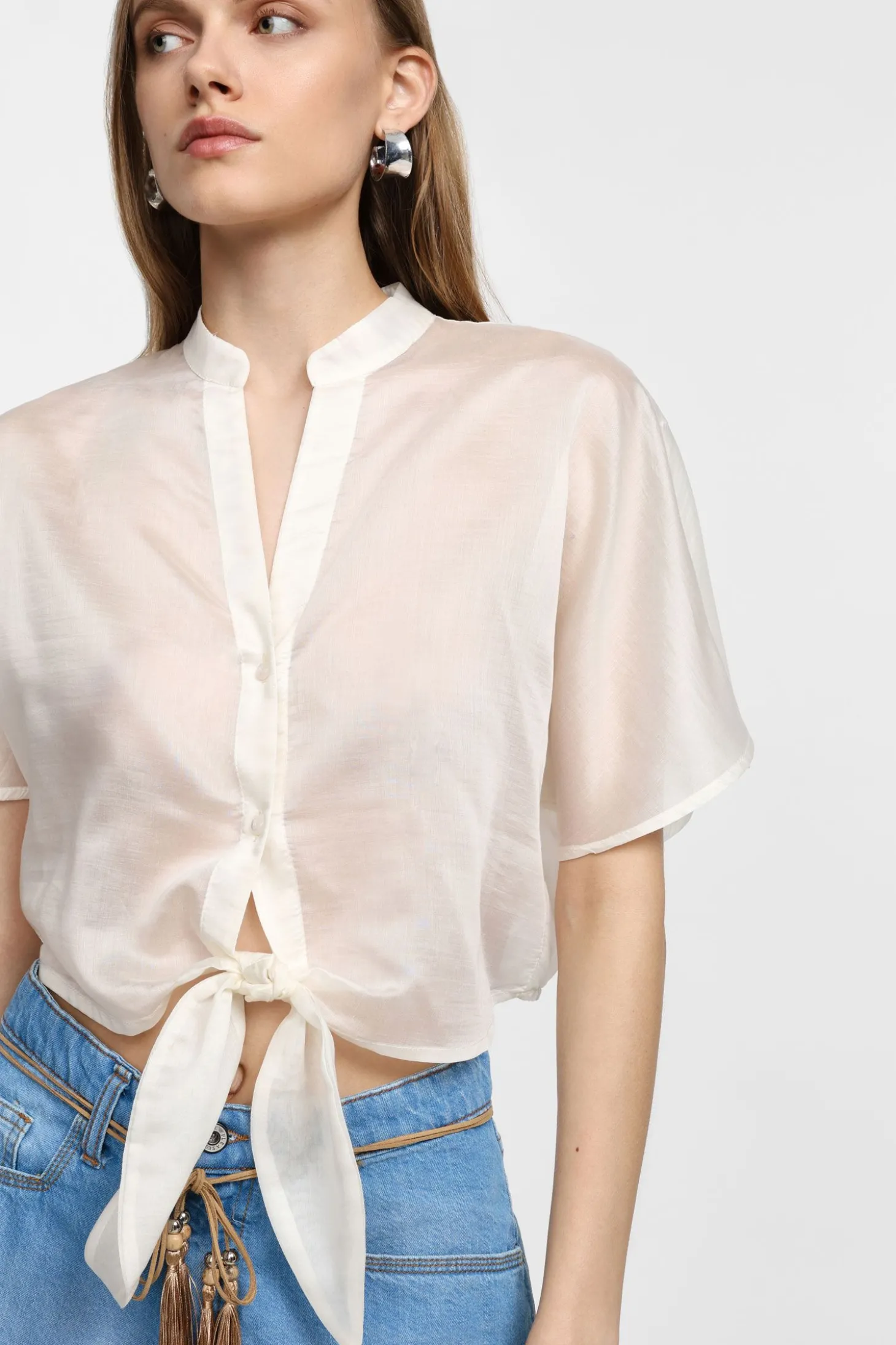 Camisa corta con nudo delantero