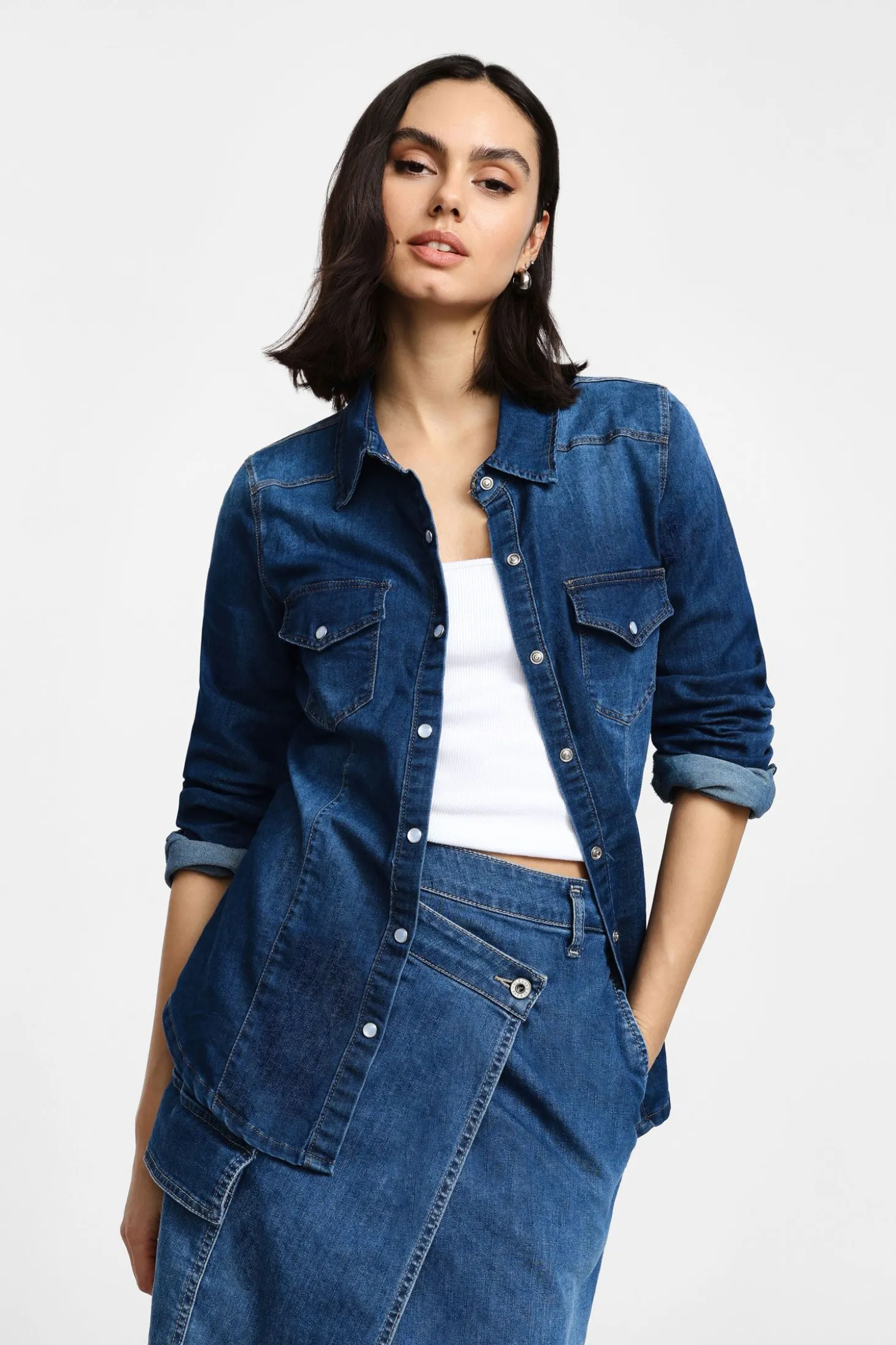 Camisa de denim con bolsillos y botones