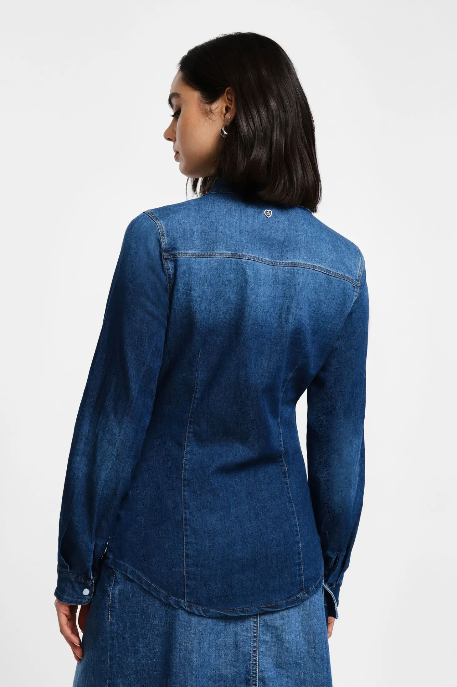 Camisa de denim con bolsillos y botones