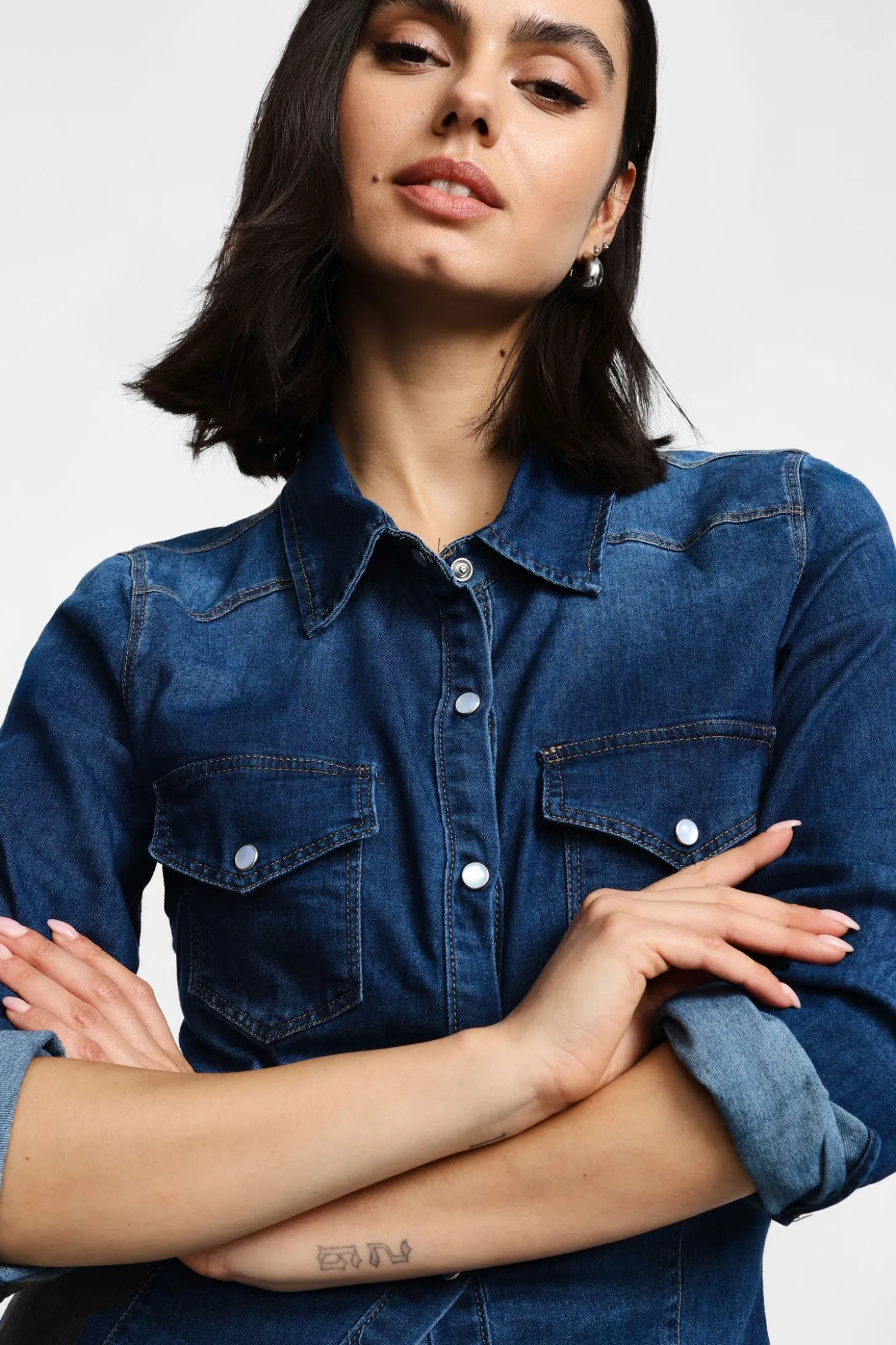 Camisa de denim con bolsillos y botones