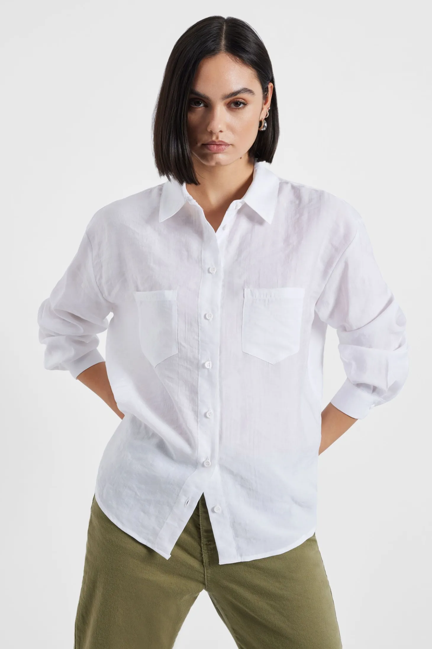 Camisa lisa con cuello clásico y bolsillos aplicados