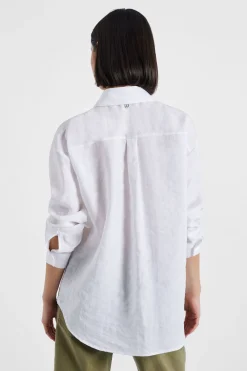 Camisa lisa con cuello clásico y bolsillos aplicados