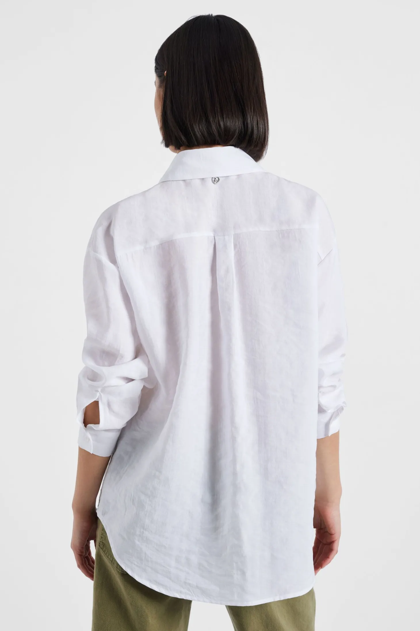 Camisa lisa con cuello clásico y bolsillos aplicados