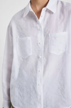 Camisa lisa con cuello clásico y bolsillos aplicados