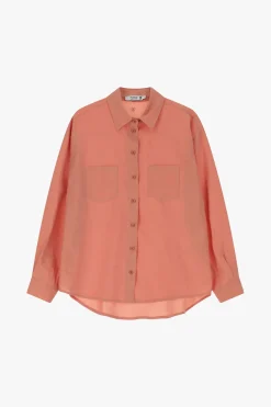 Camisa lisa con cuello clásico y bolsillos aplicados