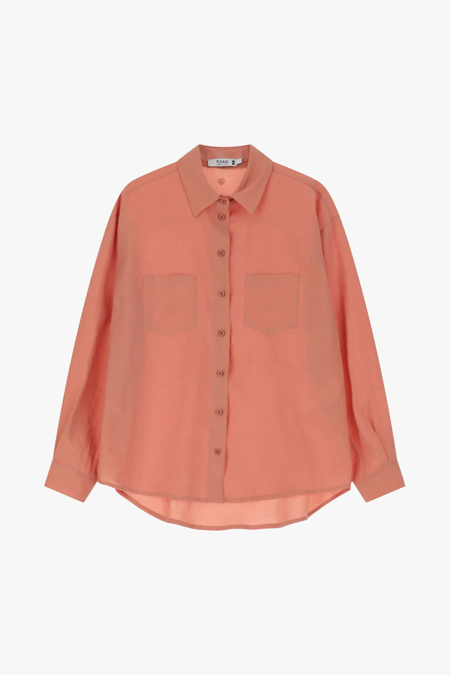 Camisa lisa con cuello clásico y bolsillos aplicados