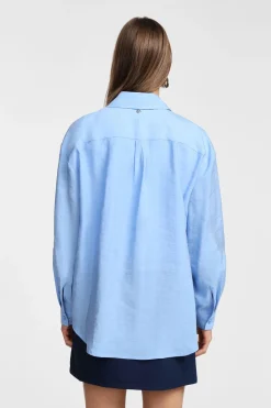 Camisa lisa con cuello clásico y bolsillos aplicados