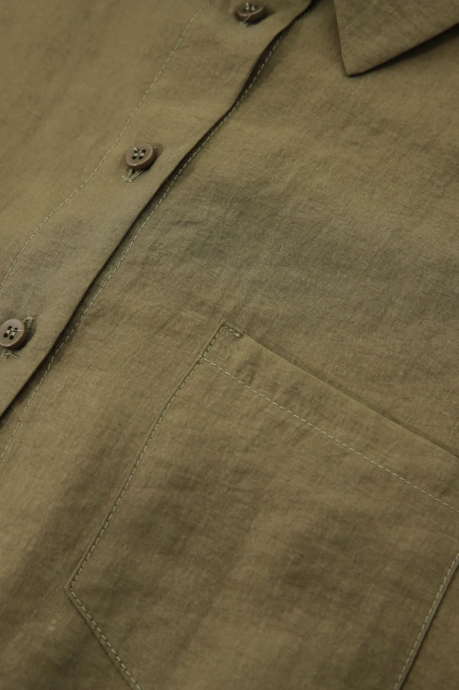 Camisa lisa con cuello clásico y bolsillos aplicados