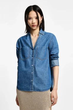 Camisa vaquera con bolsillos y botones