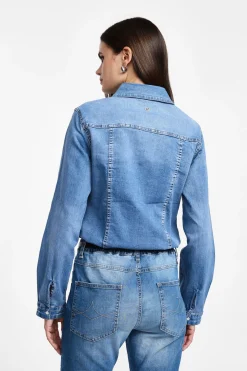 Camisa vaquera con bolsillos y botones
