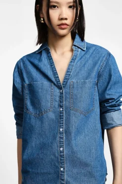 Camisa vaquera con bolsillos y botones