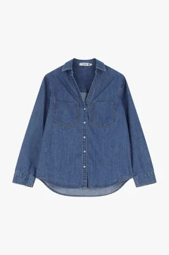 Camisa vaquera con bolsillos y botones