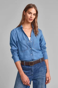 Camisa vaquera con bolsillos y botones