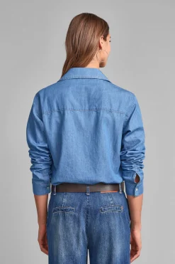 Camisa vaquera con bolsillos y botones