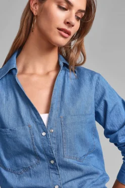 Camisa vaquera con bolsillos y botones
