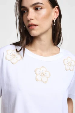 Camiseta con diseño floral