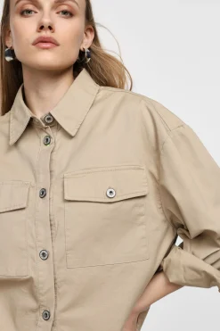Chaqueta corta con cierre de botones