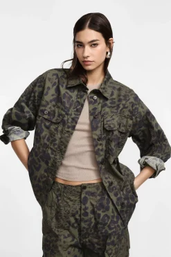 Chaqueta oversize con estampado animal