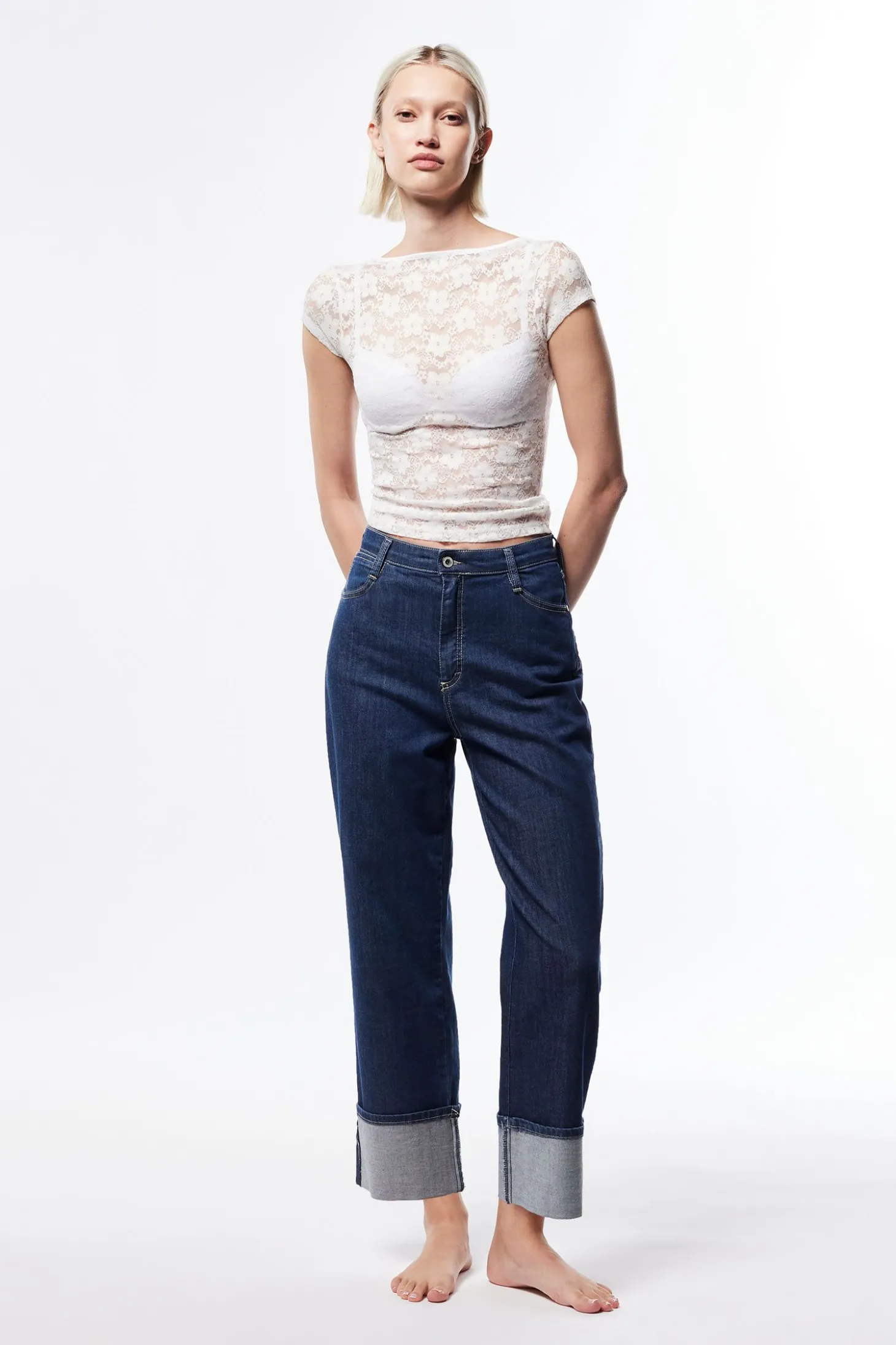 Jeans a gamba larga con risvolti