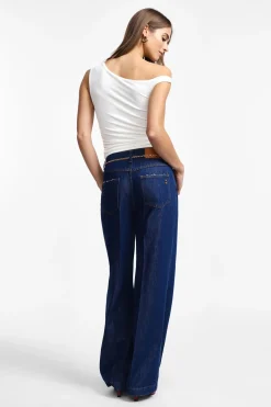 Jeans a gamba larga con vita alta e piega