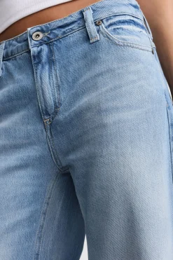 Jeans a gamba larga e vita media