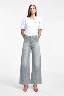 Jeans a zampa con righe e tasche