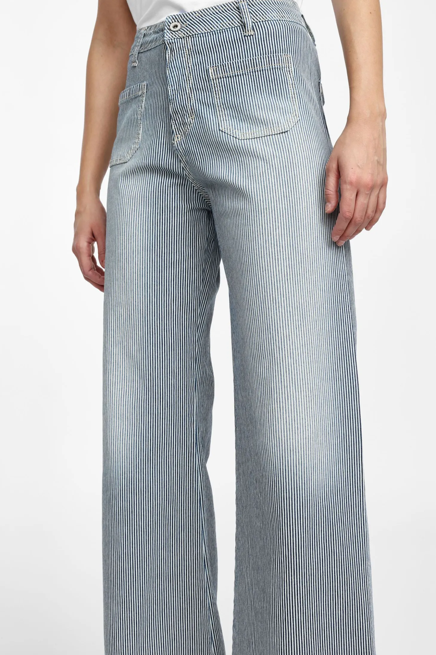 Jeans a zampa con righe e tasche