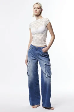 Jeans ampi baggy con tasche cargo sfrangiate