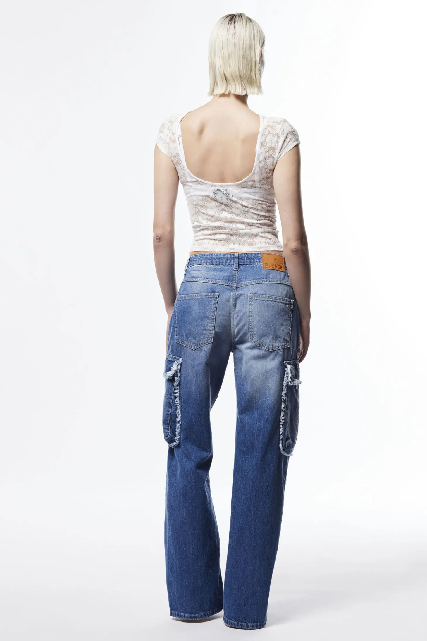 Jeans ampi baggy con tasche cargo sfrangiate