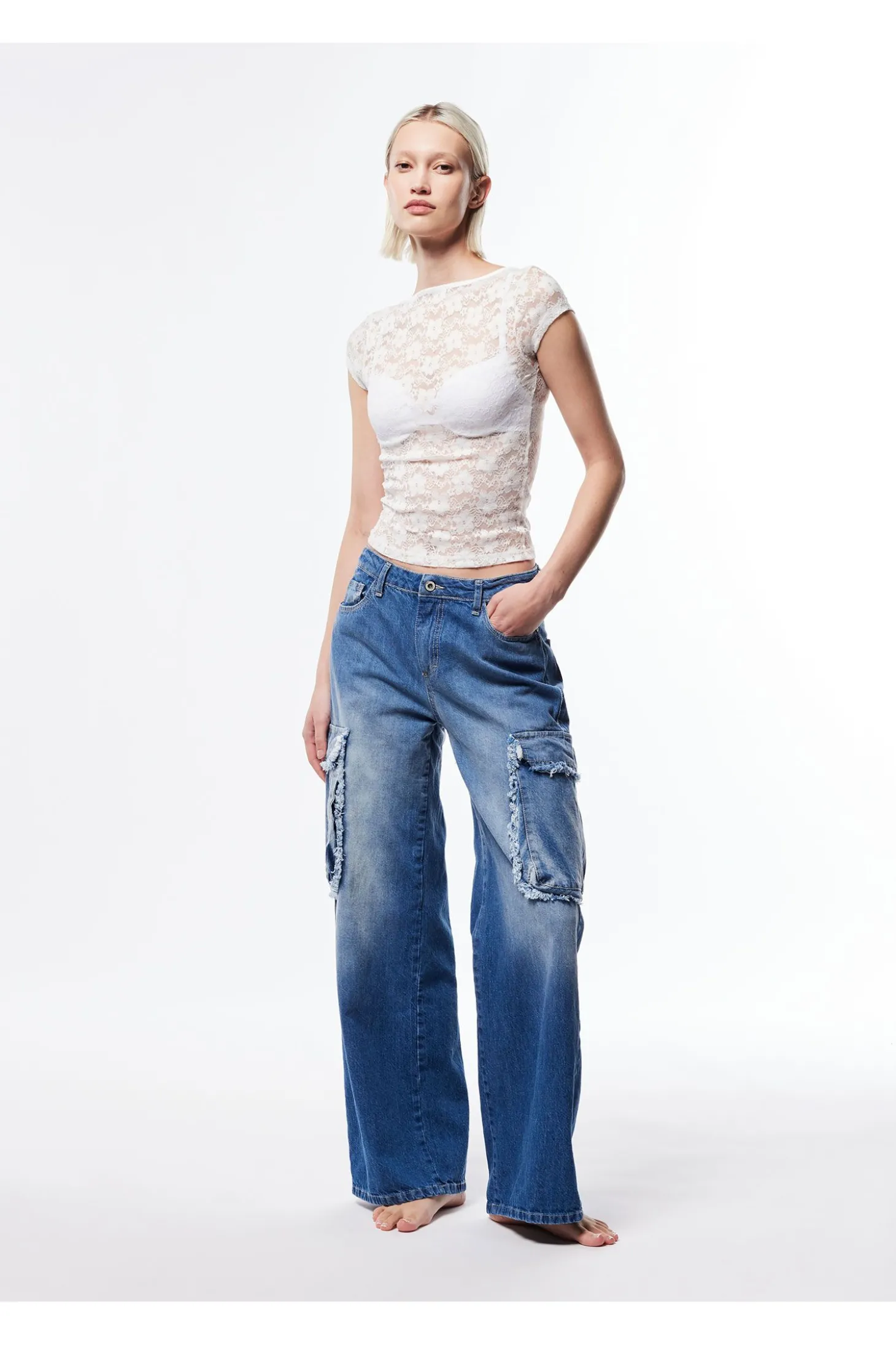 Jeans ampi baggy con tasche cargo sfrangiate
