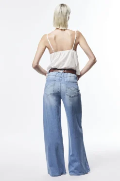 Jeans ampi con cintura