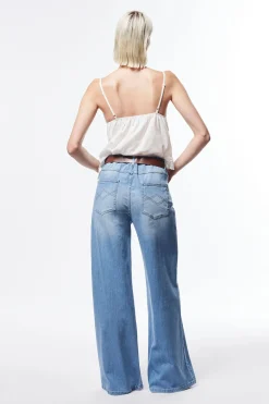 Jeans ampi con cintura