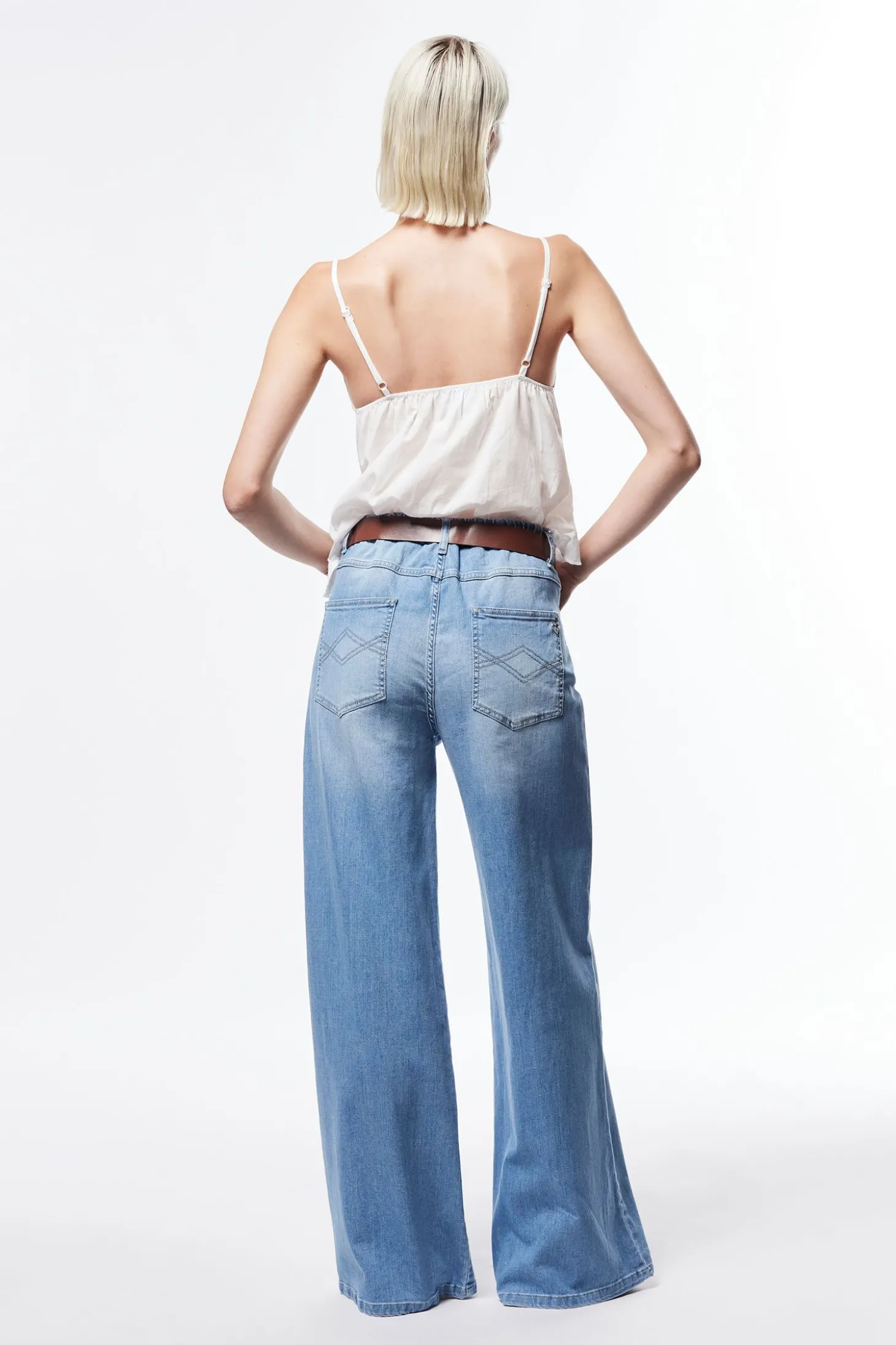 Jeans ampi con cintura