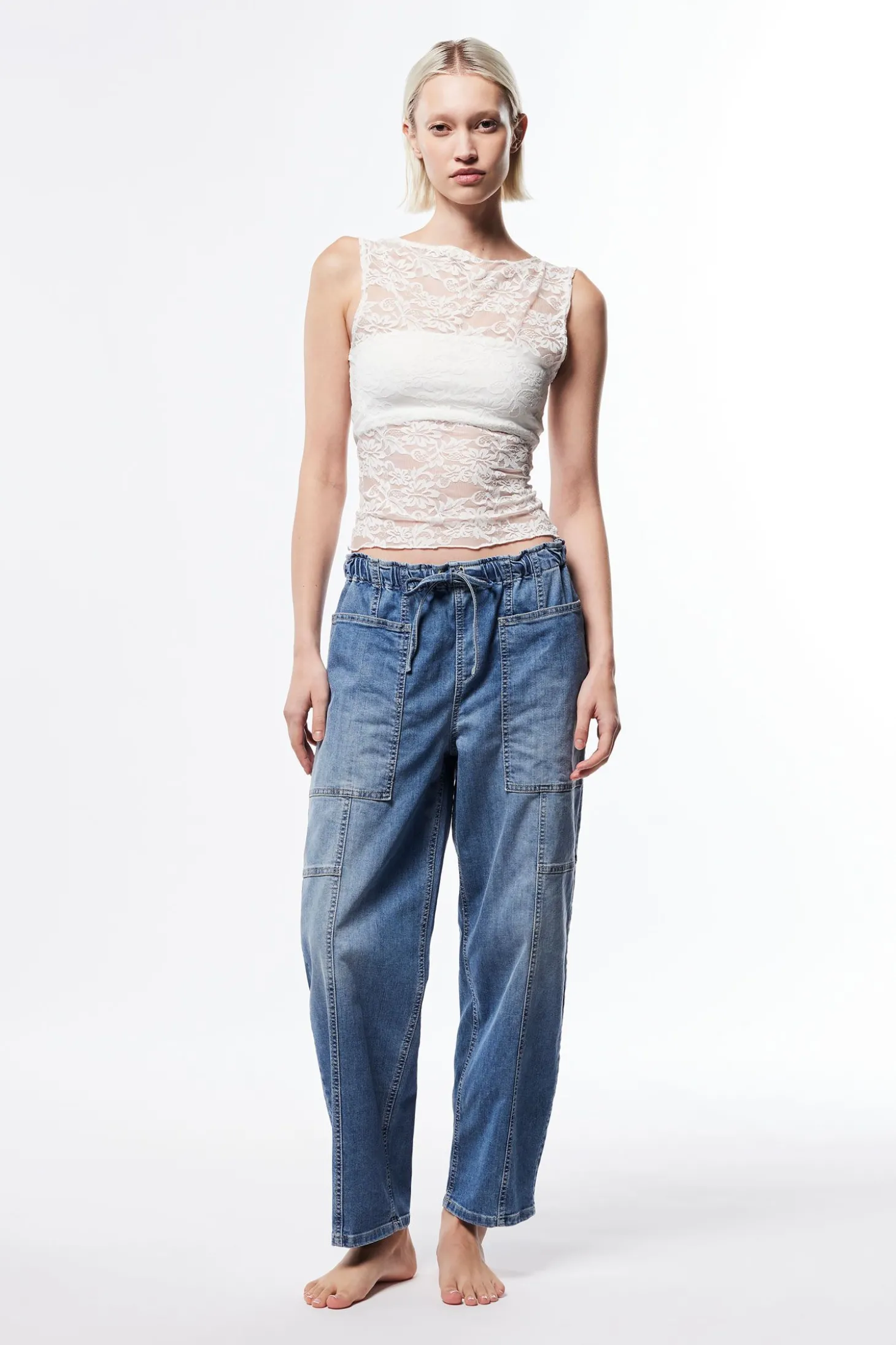 Jeans ampi paperbag con cuciture