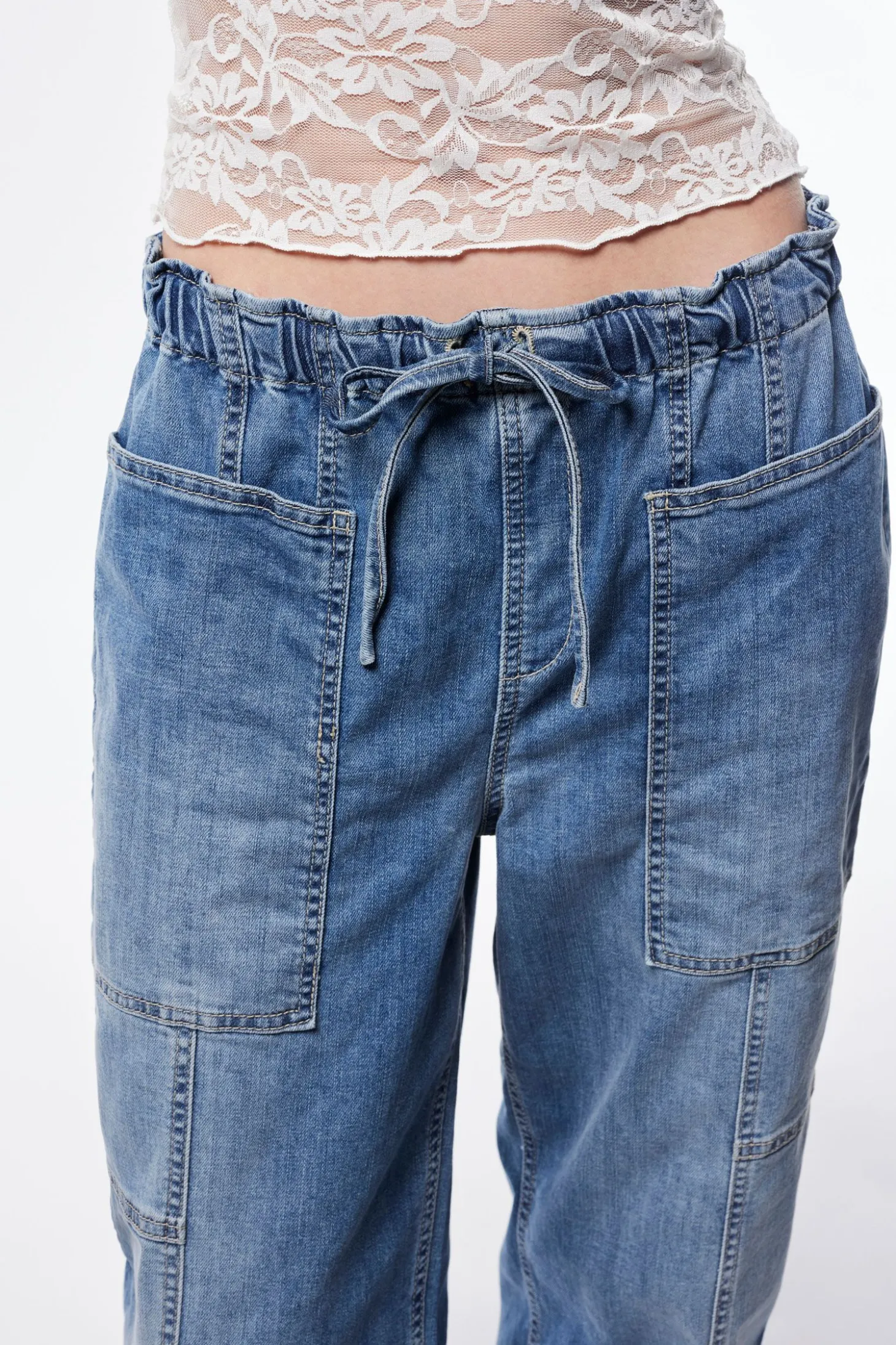 Jeans ampi paperbag con cuciture