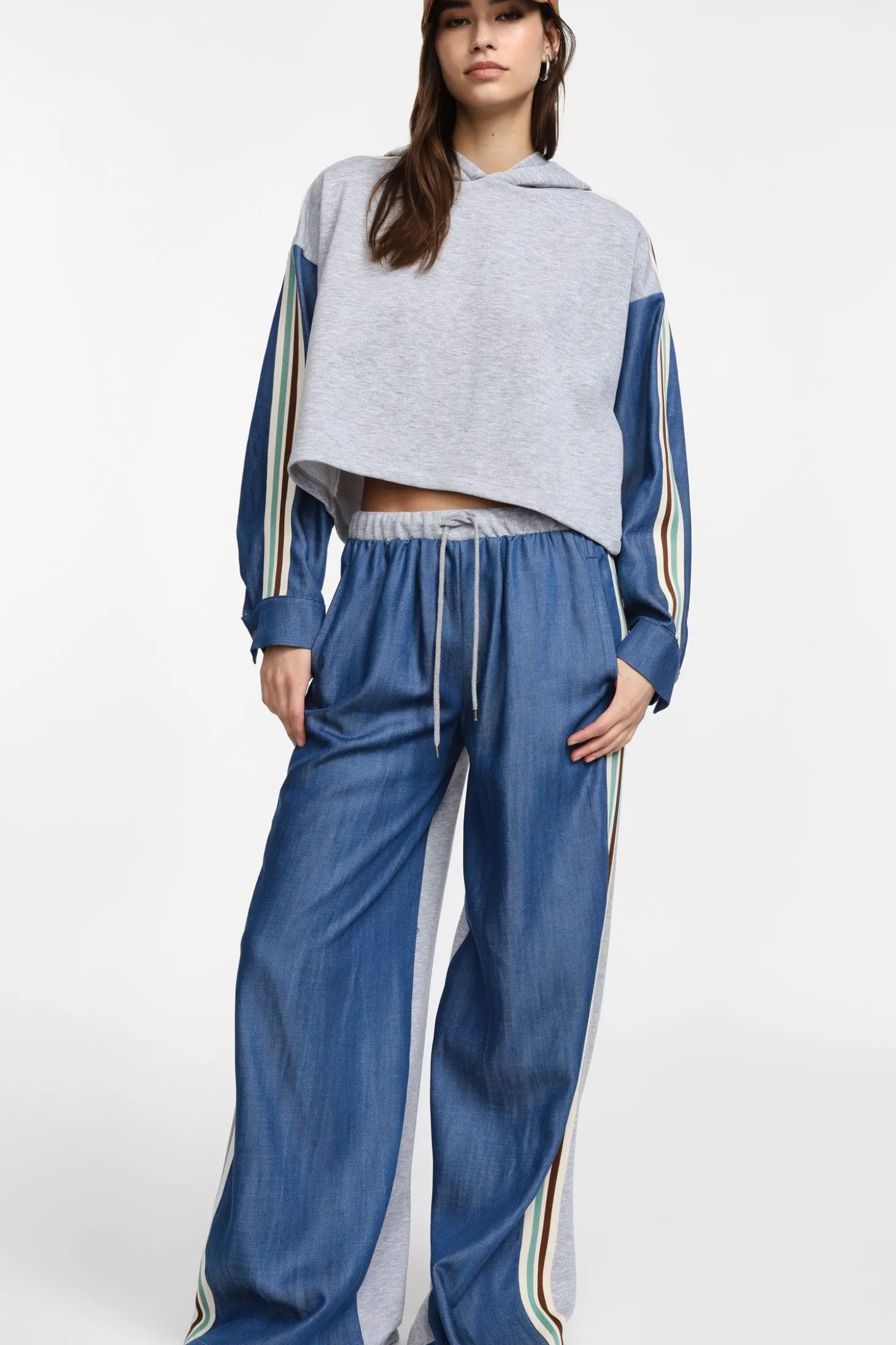 Jeans baggy con dettagli sportivi