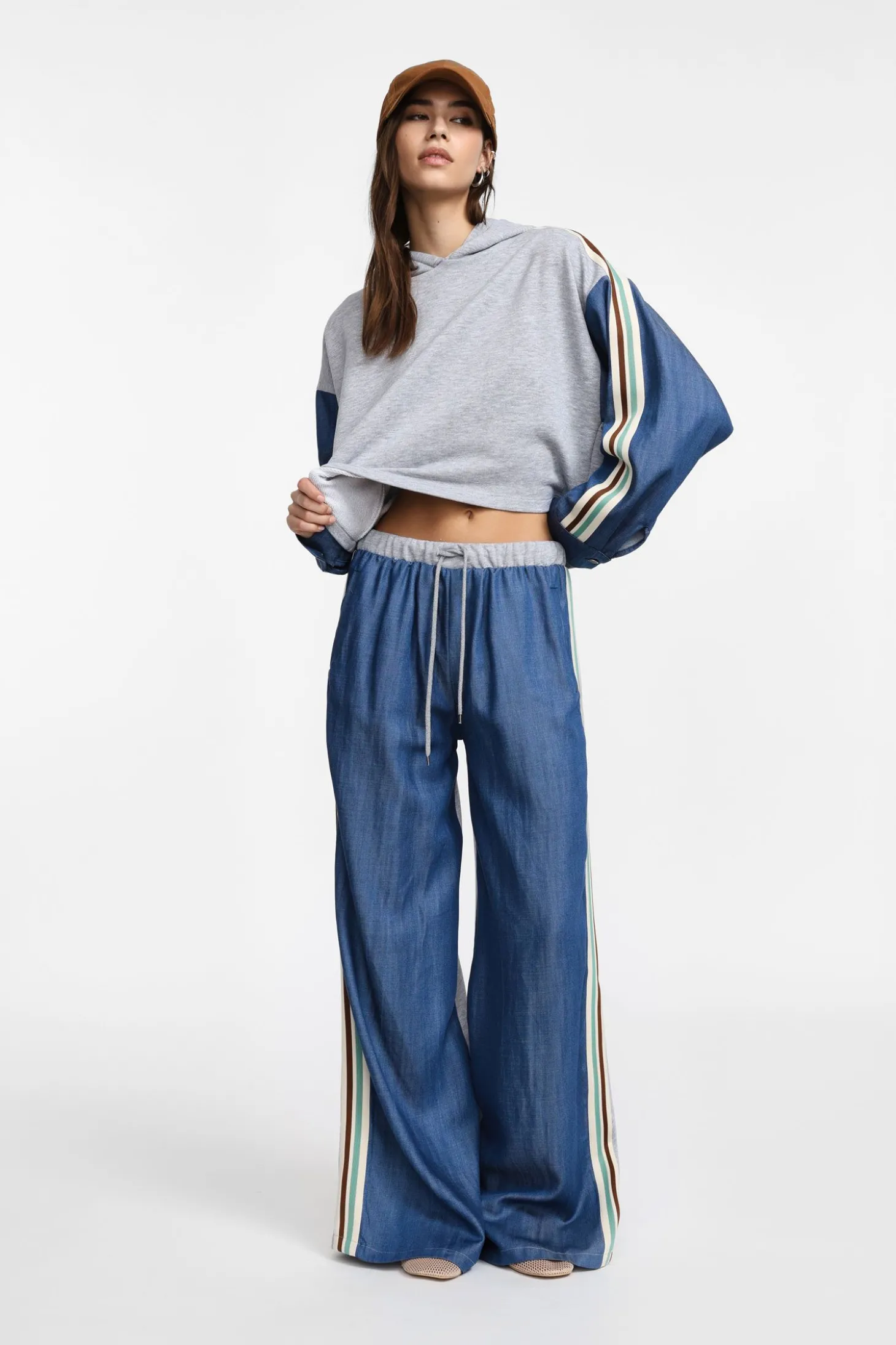Jeans baggy con dettagli sportivi