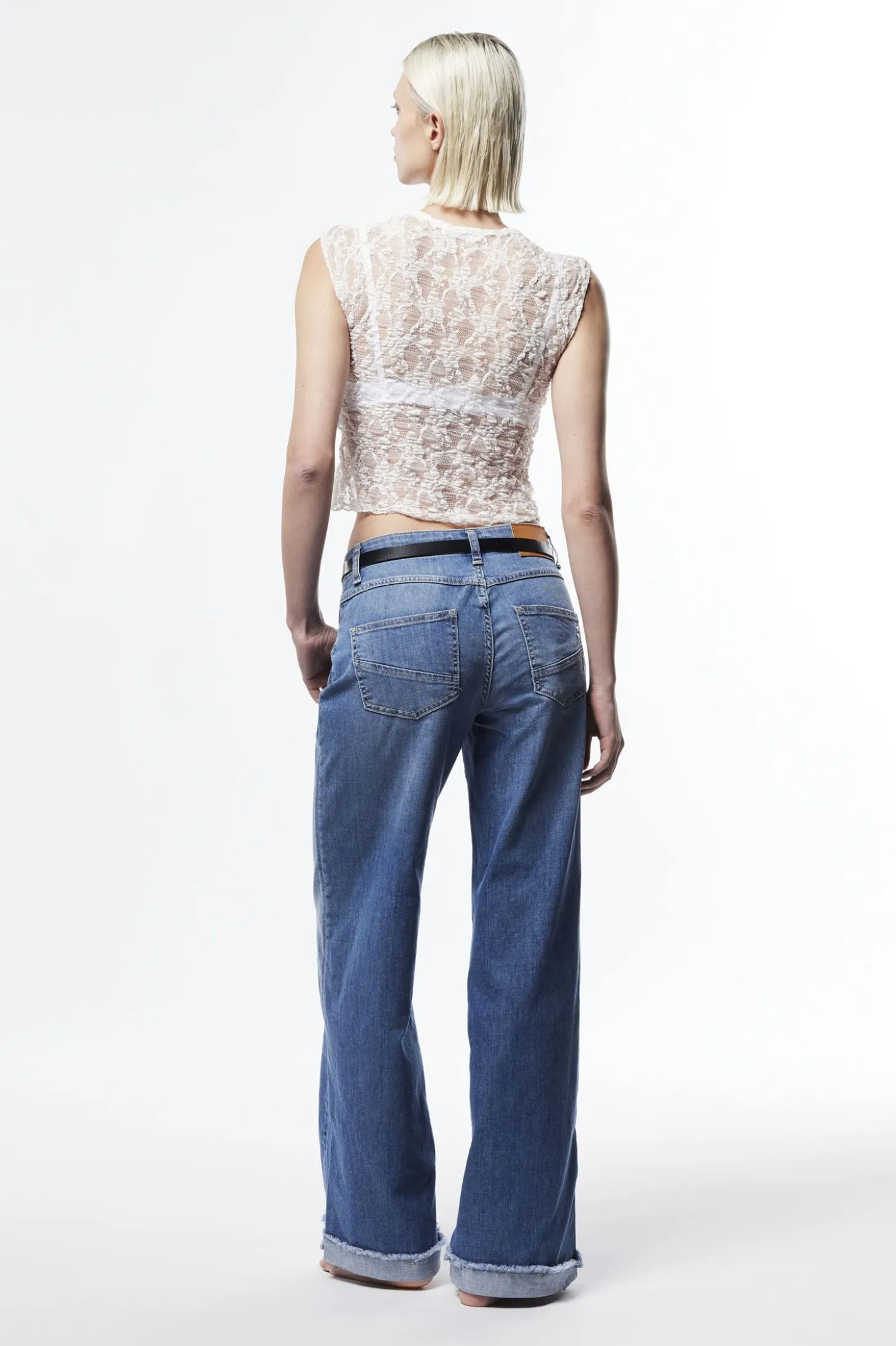 Jeans baggy con risvolto e orlo sfrangiato