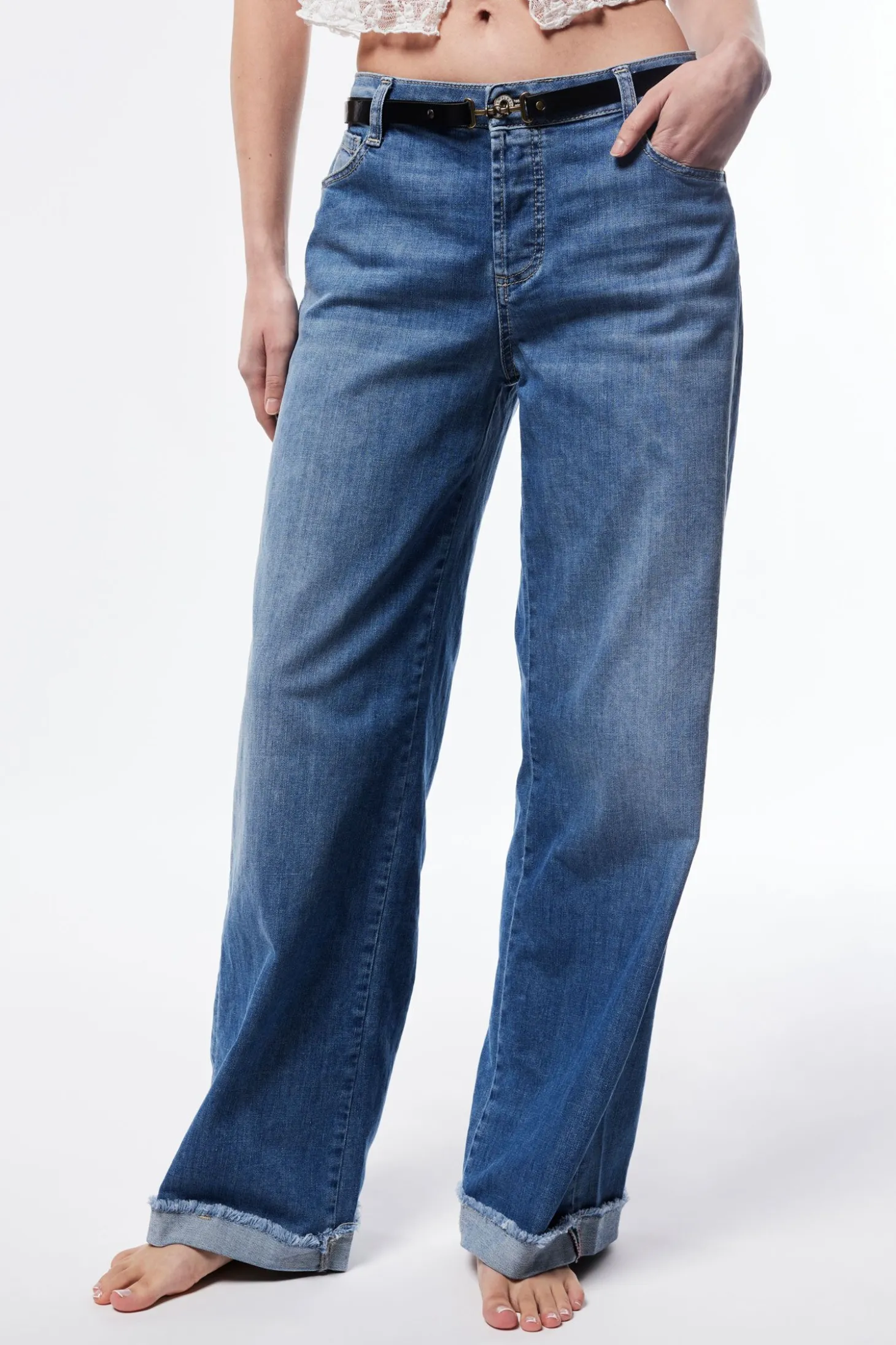 Jeans baggy con risvolto e orlo sfrangiato