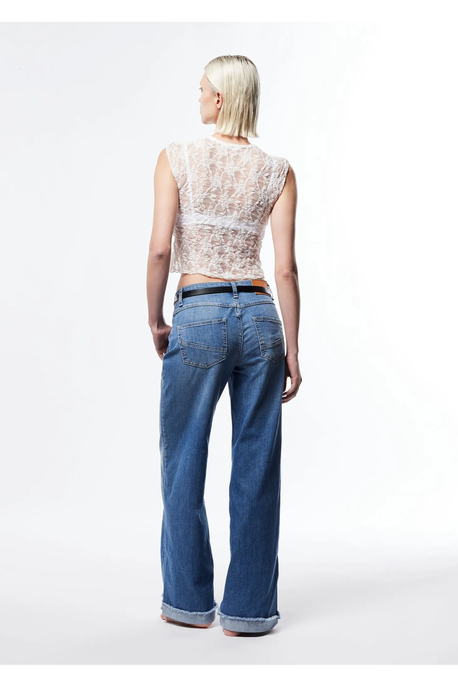 Jeans baggy con risvolto e orlo sfrangiato